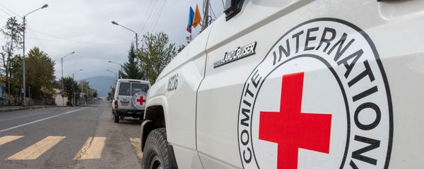Автомобили Международного Комитета Красного Креста в Степанакерте Автомобили Международного Комитета Красного Креста в Степанакерте - Sputnik Армения