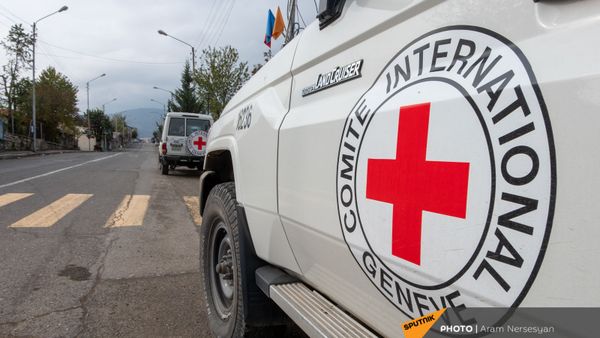 Автомобили Международного Комитета Красного Креста в Степанакерте Автомобили Международного Комитета Красного Креста в Степанакерте - Sputnik Армения