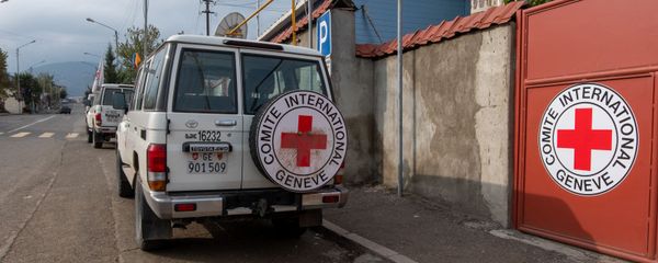 Автомобили Международного Комитета Красного Креста в Степанакерте - Sputnik Армения