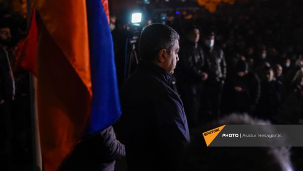 Руководитель партии Отечество Артур Ванецян на митинге оппозиции на площади Свободы (18 ноября 2020). Еревaн  - Sputnik Армения