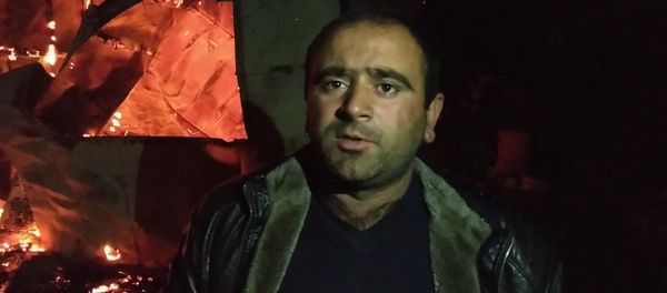 Житель Нор Айкаджура в Мартакертском районе Карабаха сжигает свой магазин Житель Нор Айкаджура в Мартакертском районе Карабаха сжигает свой магазин - Sputnik Армения