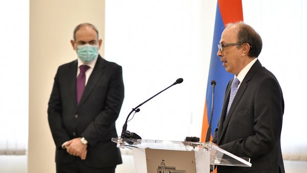 Премьер-министр Никол Пашинян представил нового главу МИД Армении Ара Айвазяна (19 ноября 2020). Еревaн - Sputnik Армения
