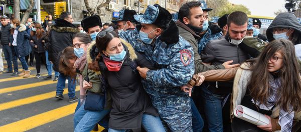Полицейские задерживают участников акции протеста молодежи против премьер-министра (19 ноября 2020). Еревaн - Sputnik Արմենիա