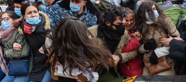Полицейские задерживают участников акции протеста молодежи против премьер-министра (19 ноября 2020). Еревaн - Sputnik Արմենիա