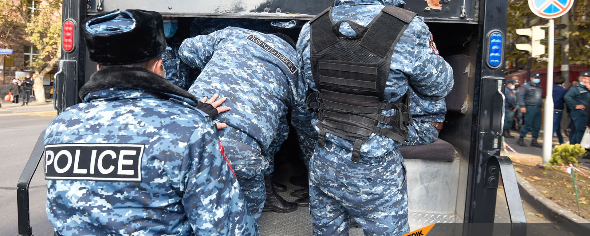 Полицейские во время акции протеста молодежи против премьер-министра (19 ноября 2020). Еревaн - Sputnik Армения, 1920, 28.09.2021