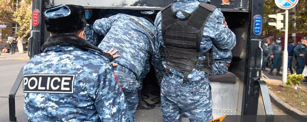 Полицейские во время акции протеста молодежи против премьер-министра (19 ноября 2020). Еревaн - Sputnik Արմենիա