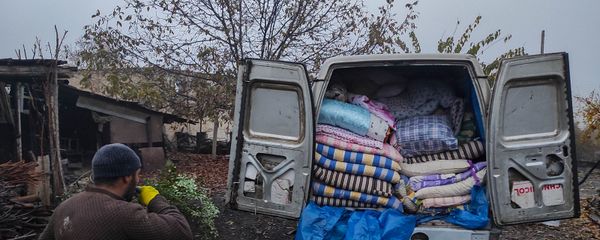 Жители деревень Мартакертского района перед сдачей территорий азербайджанской стороне (18 ноября 2020). Карабах - Sputnik Армения