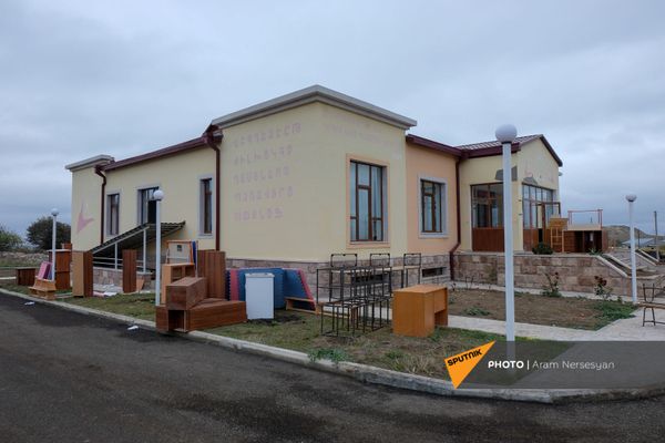 Жители села Угтасар Аскеранского района Карабаха покидают свои дома перед сдачей территорий азербайджанской стороне (19 ноября 2020). Карабах - Sputnik Армения