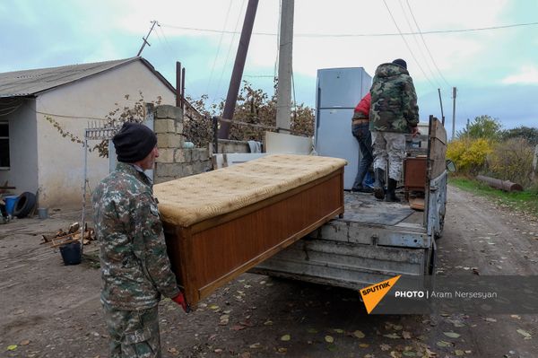 Жители села Угтасар Аскеранского района Карабаха покидают свои дома перед сдачей территорий азербайджанской стороне (19 ноября 2020). Карабах - Sputnik Армения