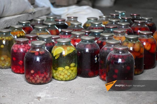 Жители села Угтасар Аскеранского района Карабаха покидают свои дома перед сдачей территорий азербайджанской стороне (19 ноября 2020). Карабах - Sputnik Армения