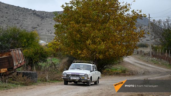 Жители села Угтасар Аскеранского района Карабаха покидают свои дома перед сдачей территорий азербайджанской стороне (19 ноября 2020). Карабах - Sputnik Армения