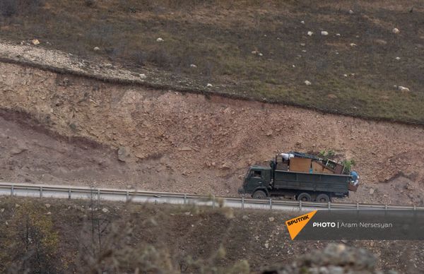 Люди покидают свои дома в Карвачаре перед вступлением в силу соглашения о передаче земель (14 ноября 2020). Карабах - Sputnik Армения