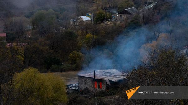 Люди покидают свои дома в Карвачаре перед вступлением в силу соглашения о передаче земель (12 ноября 2020). Карабах - Sputnik Արմենիա