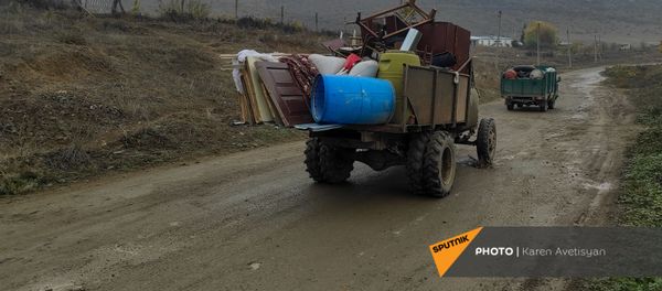 Жители села Нор Марага Мартакертского района Карабаха покидают свои дома перед сдачей территорий азербайджанской стороне (19 ноября 2020). Карабах - Sputnik Արմենիա