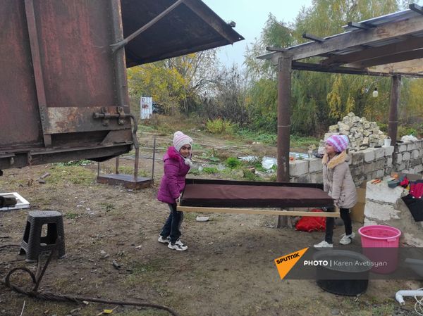Жители села Нор Марага Мартакертского района Карабаха покидают свои дома перед сдачей территорий азербайджанской стороне (19 ноября 2020). Карабах - Sputnik Армения