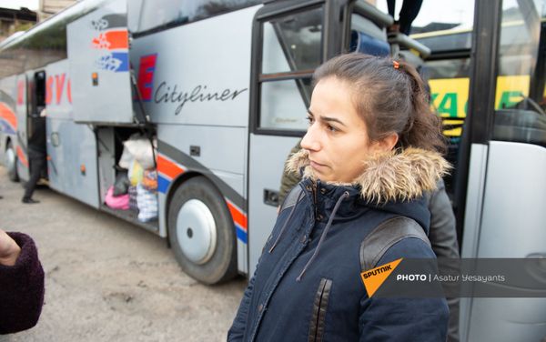 Из Автовокзала организованы рейсы в Карабах для беженцев из разных районов и сел НКР (20 ноября 2020). Еревaн Из Автовокзала организованы рейсы в Карабах для беженцев из разных районов и сел НКР (20 ноября 2020). Еревaн - Sputnik Армения