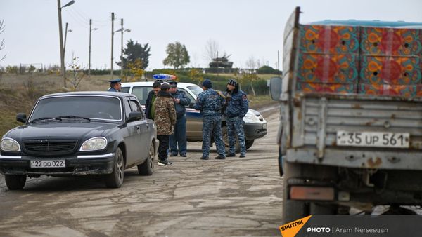 Блокпост полиции на дороге Степанакерт-Мартакерт в Аскеранском районе (20 ноября 2020). Карабах - Sputnik Армения
