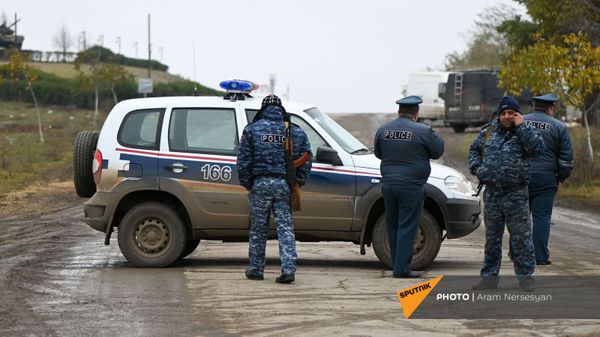 Блокпост полиции на дороге Степанакерт-Мартакерт в Аскеранском районе (20 ноября 2020). Карабах - Sputnik Армения
