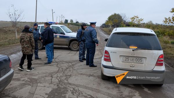 Блокпост полиции на дороге Степанакерт-Мартакерт в Аскеранском районе (20 ноября 2020). Карабах - Sputnik Армения