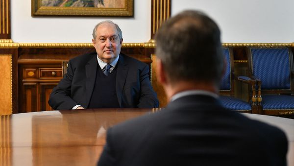 Президент Армен Саркисян встретился с Чрезвычайным и Полномочным Послом Франции в Армении Джонатаном Лакотом (20 ноября 2020). Еревaн - Sputnik Արմենիա