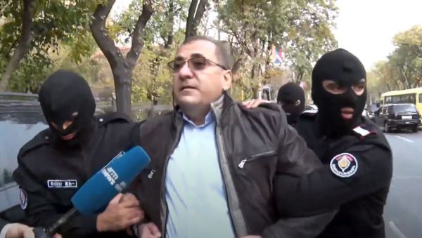 Полиция задержала Ара Сагателяна во время акции протеста против действующего правительства (20 ноября 2020). Еревaн Полиция задержала Ара Сагателяна во время акции протеста против действующего правительства (20 ноября 2020). Еревaн - Sputnik Армения