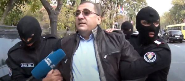 Полиция задержала Ара Сагателяна во время акции протеста против действующего правительства (20 ноября 2020). Еревaн - Sputnik Армения