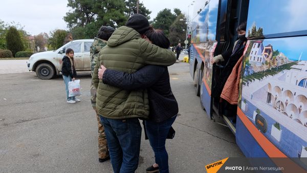 Беженцы из Карабаха прибывают из Армении в Степанакерт (20 ноября 2020). Карабах Беженцы из Карабаха прибывают из Армении в Степанакерт (20 ноября 2020). Карабах - Sputnik Армения