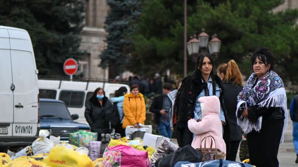 Беженцы из Карабаха прибывают из Армении в Степанакерт (20 ноября 2020). Карабах - Sputnik Армения