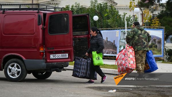 Беженцы из Карабаха прибывают из Армении в Степанакерт (20 ноября 2020). Карабах - Sputnik Արմենիա