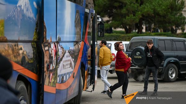 Беженцы из Карабаха прибывают из Армении в Степанакерт (20 ноября 2020). Карабах - Sputnik Армения