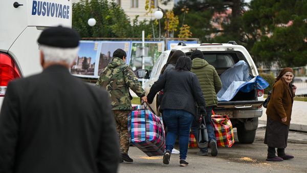 Беженцы из Карабаха прибывают из Армении в Степанакерт (20 ноября 2020). Карабах - Sputnik Армения