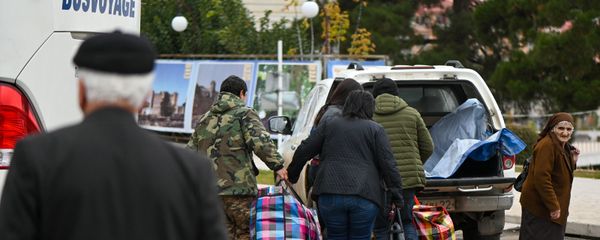 Беженцы из Карабаха прибывают из Армении в Степанакерт (20 ноября 2020). Карабах - Sputnik Արմենիա
