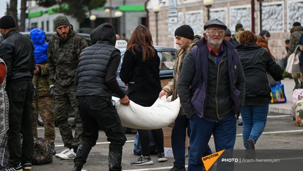 Беженцы из Карабаха прибывают из Армении в Степанакерт (20 ноября 2020). Карабах - Sputnik Արմենիա