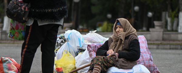 Беженцы из Карабаха прибывают из Армении в Степанакерт (20 ноября 2020). Карабах - Sputnik Армения