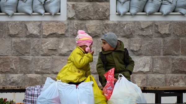 Беженцы из Карабаха прибывают из Армении в Степанакерт (20 ноября 2020). Карабах - Sputnik Армения