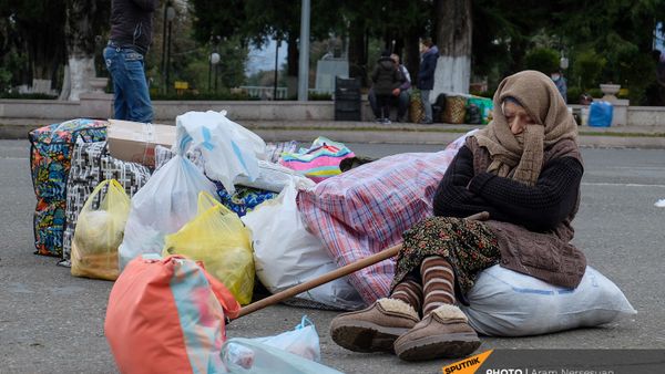 Беженцы из Карабаха прибывают из Армении в Степанакерт (20 ноября 2020). Карабах - Sputnik Армения