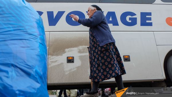 Беженцы из Карабаха прибывают из Армении в Степанакерт (20 ноября 2020). Карабах - Sputnik Արմենիա