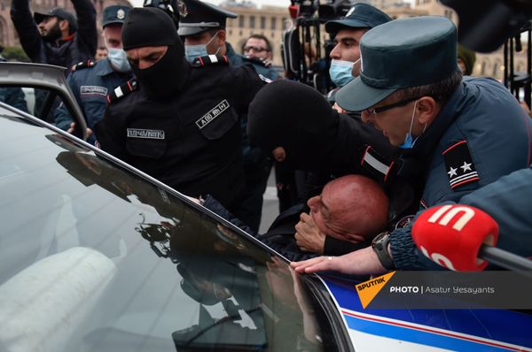 Митинги в центре Еревана: 85 человек доставлены в отделения полиции - Sputnik Армения