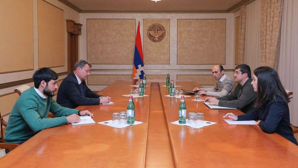 Президент Карабаха Араик Арутюнян встретился с представителем Международного Комитета Красного Креста Паскалем Хунтом (20 ноября 2020). Степанакерт - Sputnik Армения