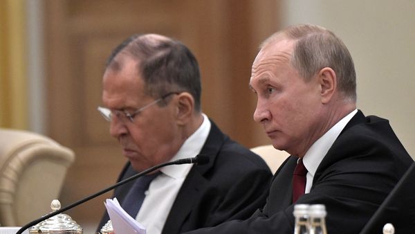 Президент России Владимир Путин и министр иностранных дел Сергей Лавров на российско-эмиратских переговорах (15 октября 2019). Абу-Даби - Sputnik Արմենիա
