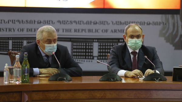 Премьер-министр Никол Пашинян представил высшему офицерскому составу МО и ГШ нового министра Вагаршака Арутюняна (21 ноября 2020). Еревaн Премьер-министр Никол Пашинян представил высшему офицерскому составу МО и ГШ нового министра Вагаршака Арутюняна (21 ноября 2020). Еревaн - Sputnik Армения