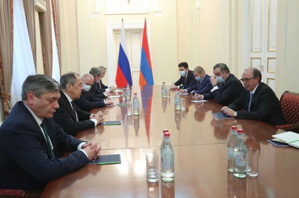 Буря в стакане воды: в МИД Армении опровергли сообщения о путанице с российским флагом Буря в стакане воды: в МИД Армении опровергли сообщения о путанице с российским флагом - Sputnik Армения