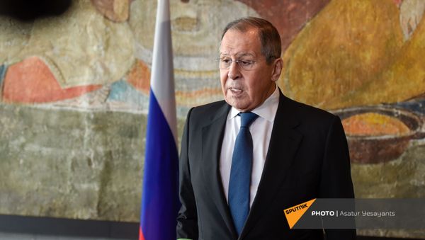 Министр иностранных дел России Сергей Лавров во время брифинга по итогам визита в Армению (21 ноября 2020). Еревaн - Sputnik Армения