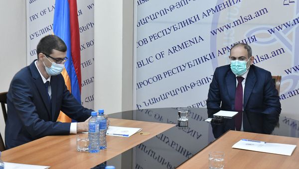 Премьер-министр Никол Пашинян представил высшему руководству министерства труда и соцвопросов нового министра Месропа Аракеляна (21 ноября 2020). Еревaн - Sputnik Армения