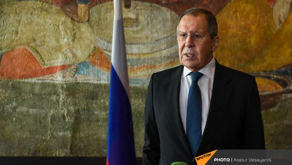 Министр иностранных дел России Сергей Лавров во время брифинга по итогам визита в Армению (21 ноября 2020). Еревaн - Sputnik Արմենիա