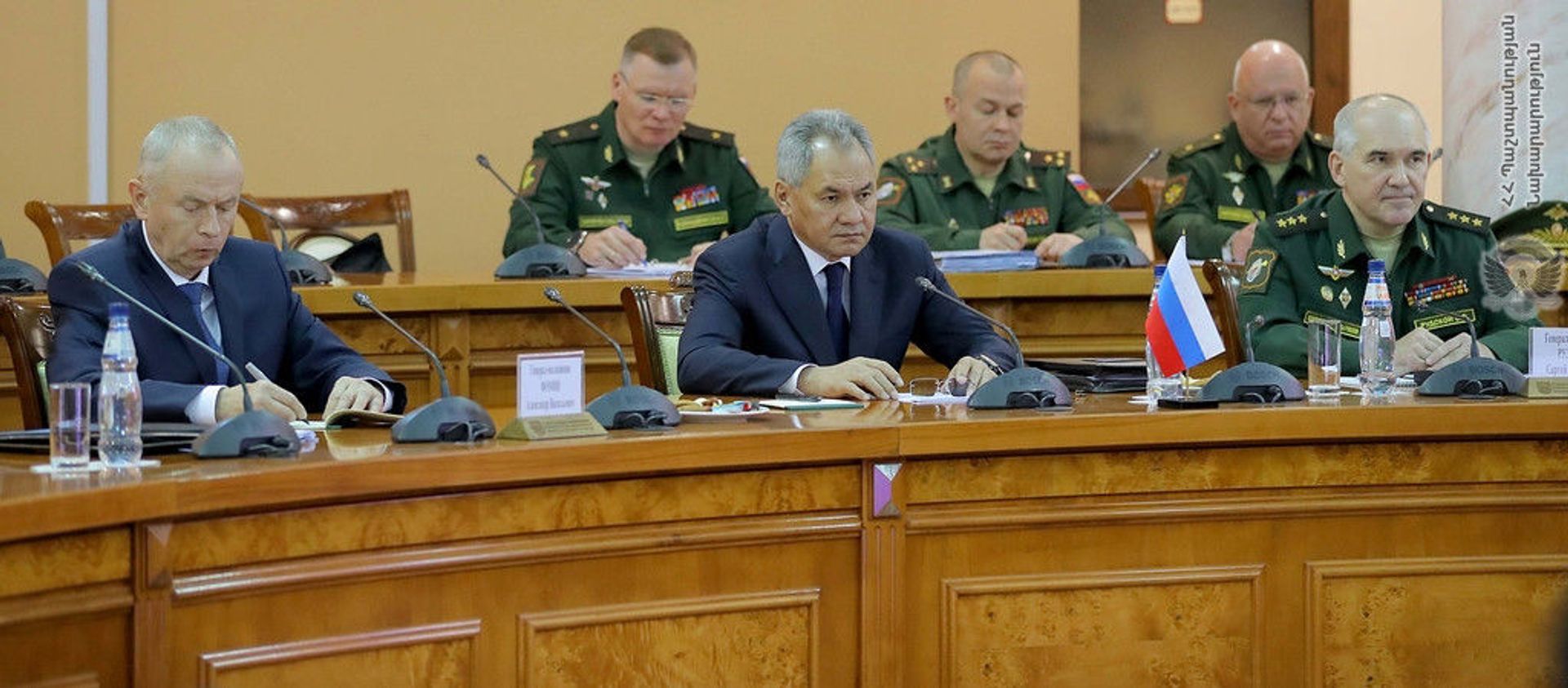 Встреча министров обороны Армении и России Вагаршака Арутюняна и Сергея Шойгу (21 ноября 2020). Еревaн Встреча министров обороны Армении и России Вагаршака Арутюняна и Сергея Шойгу (21 ноября 2020). Еревaн - Sputnik Արմենիա, 1920, 17.05.2021