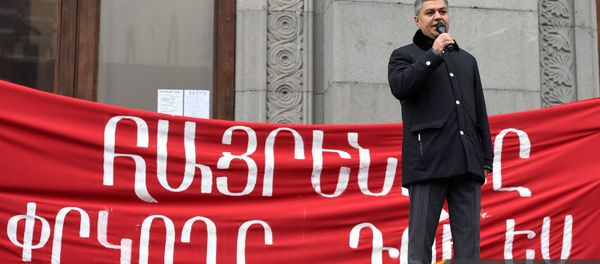 Руководитель партии Отечество Артур Ванецян выступает на митинге оппозиции на площади Свободы (21 ноября 2020). Еревaн - Sputnik Армения