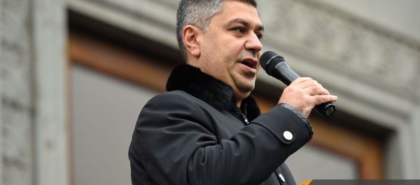 Руководитель партии Отечество Артур Ванецян выступает на митинге оппозиции на площади Свободы (21 ноября 2020). Еревaн - Sputnik Армения