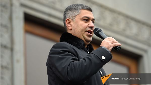 Руководитель партии Отечество Артур Ванецян выступает на митинге оппозиции на площади Свободы (21 ноября 2020). Еревaн Руководитель партии Отечество Артур Ванецян выступает на митинге оппозиции на площади Свободы (21 ноября 2020). Еревaн - Sputnik Армения
