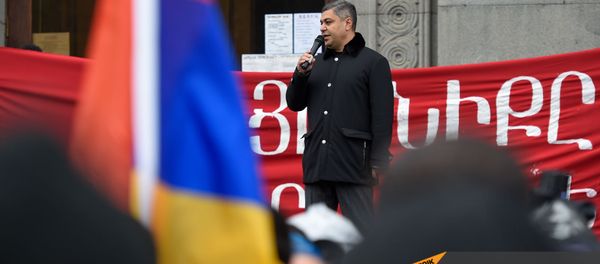 Руководитель партии Отечество Артур Ванецян выступает на митинге оппозиции на площади Свободы (21 ноября 2020). Еревaн - Sputnik Արմենիա